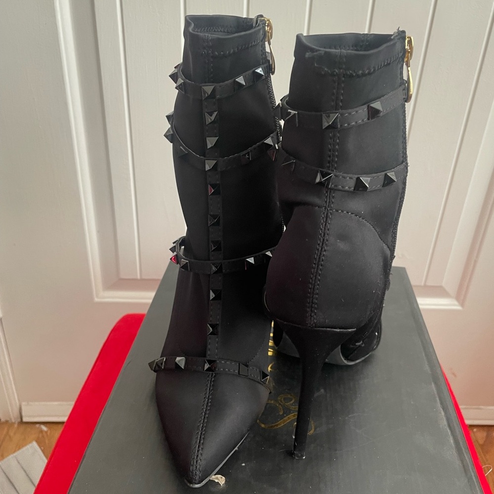 Black boots lightly used